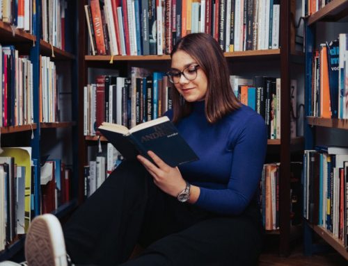 Ella Hasel gimnazijalka je čije recenzije knjiga čitaju tisuće pratitelja